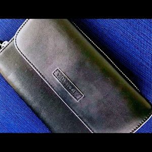 🖤NWOT Vera Bradley black leather wristlet🖤